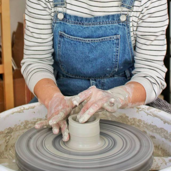 Pots en céramique en train de sécher après atelier poterie